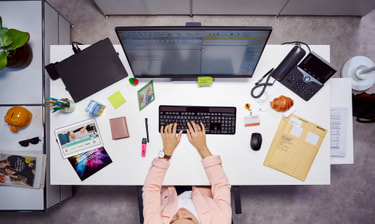 Stagiaire sur le lieu de travail Stagiaire sur le lieu de travail